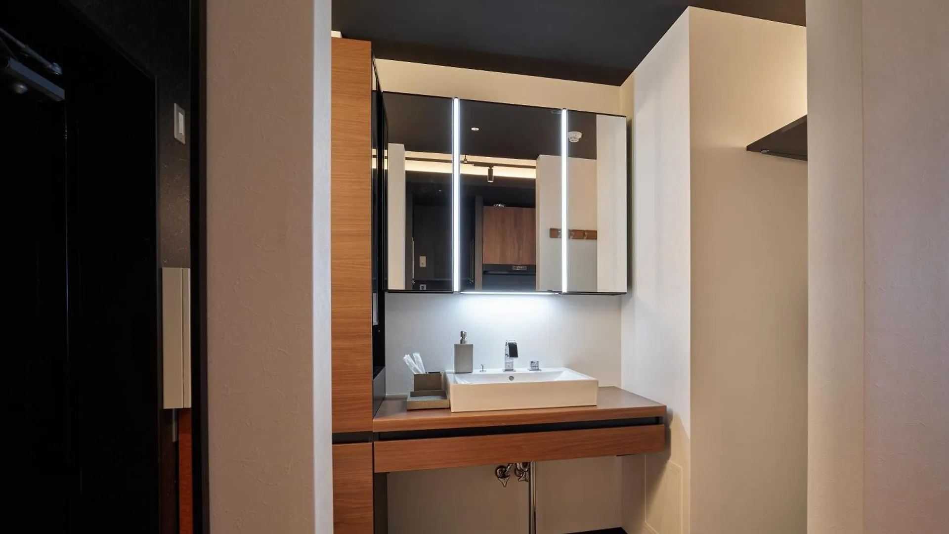 Acoustic Garage Apartment Tokyo